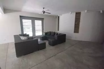 هتل Hix Island House