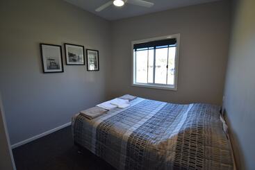 Дом Laguna Lodge Holiday Units