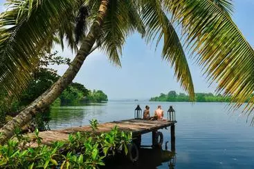 Wille Arunalu Lake Front