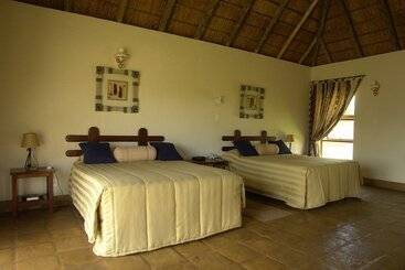 בית מלון כפרי Amanzingwe Lodge Conference Centre & Spa