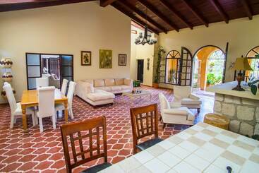 تختخواب و صبحانه Eco Hotel Shangrila