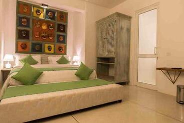 Пансион 18 Faces With Free Drop Off To Galle Fort By Tuktuk