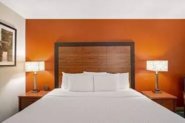 هتل La Quinta Inn By Wyndham Auburn Worcester