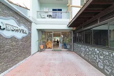 Hotelli Reddoorz @ Old Buswang Road