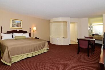 호텔 Travelers Inn And Suites