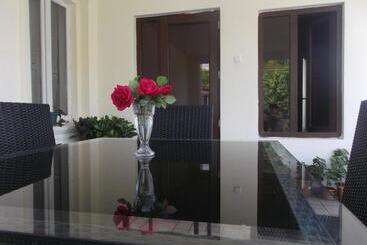 پانسیون Stone House