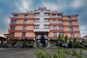 A&m Hotel With Free Parking