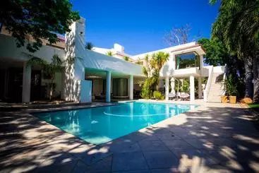 تختخواب و صبحانه The Embassy