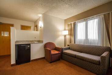 فندق Comfort Inn & Suites Madison  Airport