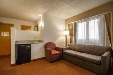 هتل Comfort Inn & Suites Madison  Airport