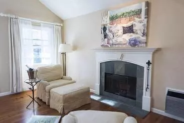 ホテル Cottage Grove Inn