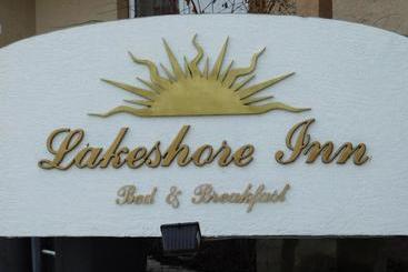 הוסטל Lakeshore Inn