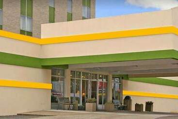 فندق Elkins Inn And Suites