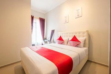 Hotelli Oyo 1504 Alana Gardenia Syariah