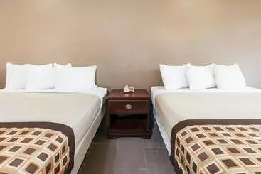 Отель Deluxe Inn Denton