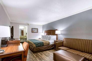 בית מלון כפרי Travelodge By Wyndham Canton Livonia Area, Mi