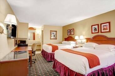 בית מלון כפרי Days Inn By Wyndham Memphis At Graceland