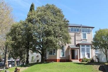 Haka Lodge Ponsonby   Hostel