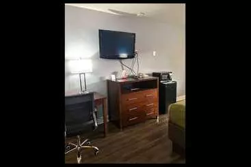 Отель Econo Lodge Inn & Suites I 64 & Us 13