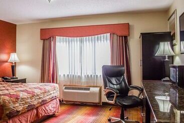 Otel Rodeway Inn Macarthur Airport