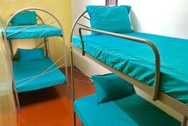 B&l Islanders Inn   Hostel