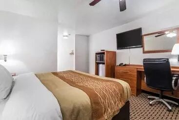 בית מלון כפרי Rodeway Inn Elko Downtown Area