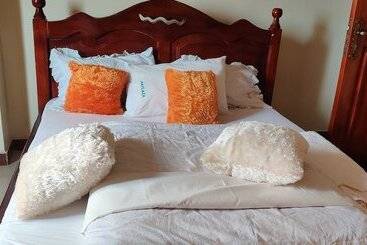 هتل آپارتمان Airport Hotel Entebbe