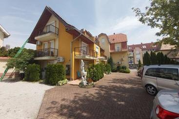 Ferienwohnungen Bötös Villa