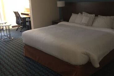 هتل Fairfield Inn By Marriott Kalamazoo West