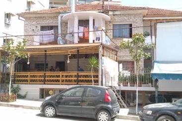 Pensió Isufi Guest Houses