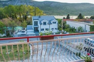 آپارتمان‌های توریست‌ها Apartments Ivona