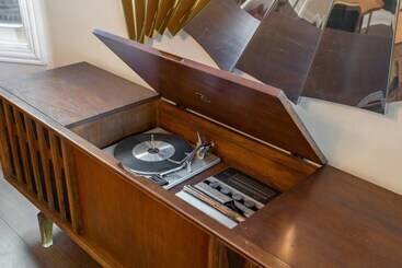 آپارتمان‌های توریست‌ها Chic Logan Pad   Modern Meets Retro