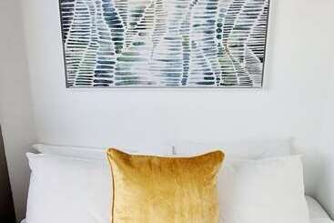 Hotel Coomera Houseboats