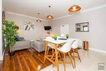 آپارتمان‌های توریست‌ها Off The Square Apartments