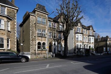 Apartamentos turísticos 2 Bedrooms Close To The Beach With Garden And Own Entrance !