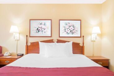 酒店 Ramada By Wyndham Angola/fremont Area