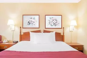 فندق Ramada By Wyndham Angola/fremont Area