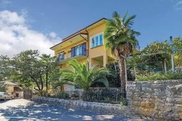ツーリストアパートメント Apartment Kumicic   3 Bedrooms