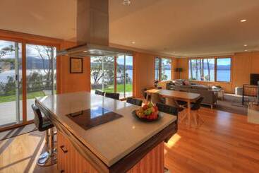 Сельский дом Fairwinds Essentially Tas