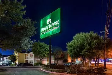 Hotel Hometowne Studios By Red Roof Dallas North Addison Tollway