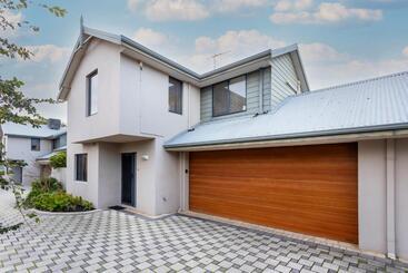 דירות לתיירים Coode Street Townhouse