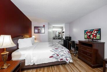 Отель Red Roof Inn & Suites Wilson