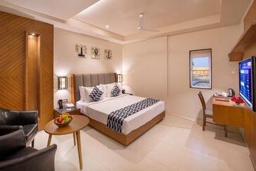 בית מלון כפרי Lords Inn Jamnagar -Motikhavdi