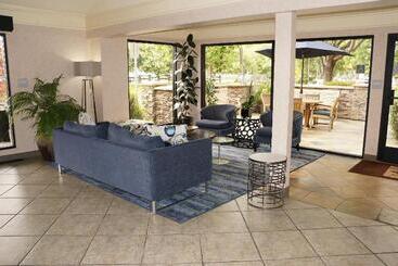 Отель Maple Tree Inn