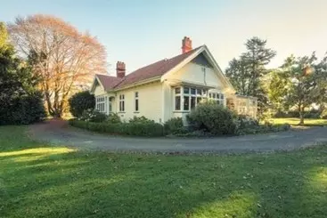 Majatalo Hemsworth Estate