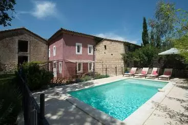 一軒屋 Le Mas Des Oules