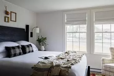 هتل Bluebird Ocean Point Inn