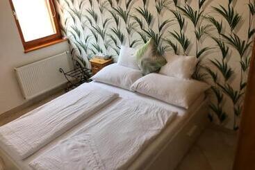 ペンション Sárgaház