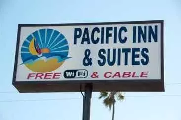 모텔 Pacific Inn & Suites