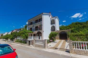 آپارتمان‌های توریست‌ها Apartments Ankica